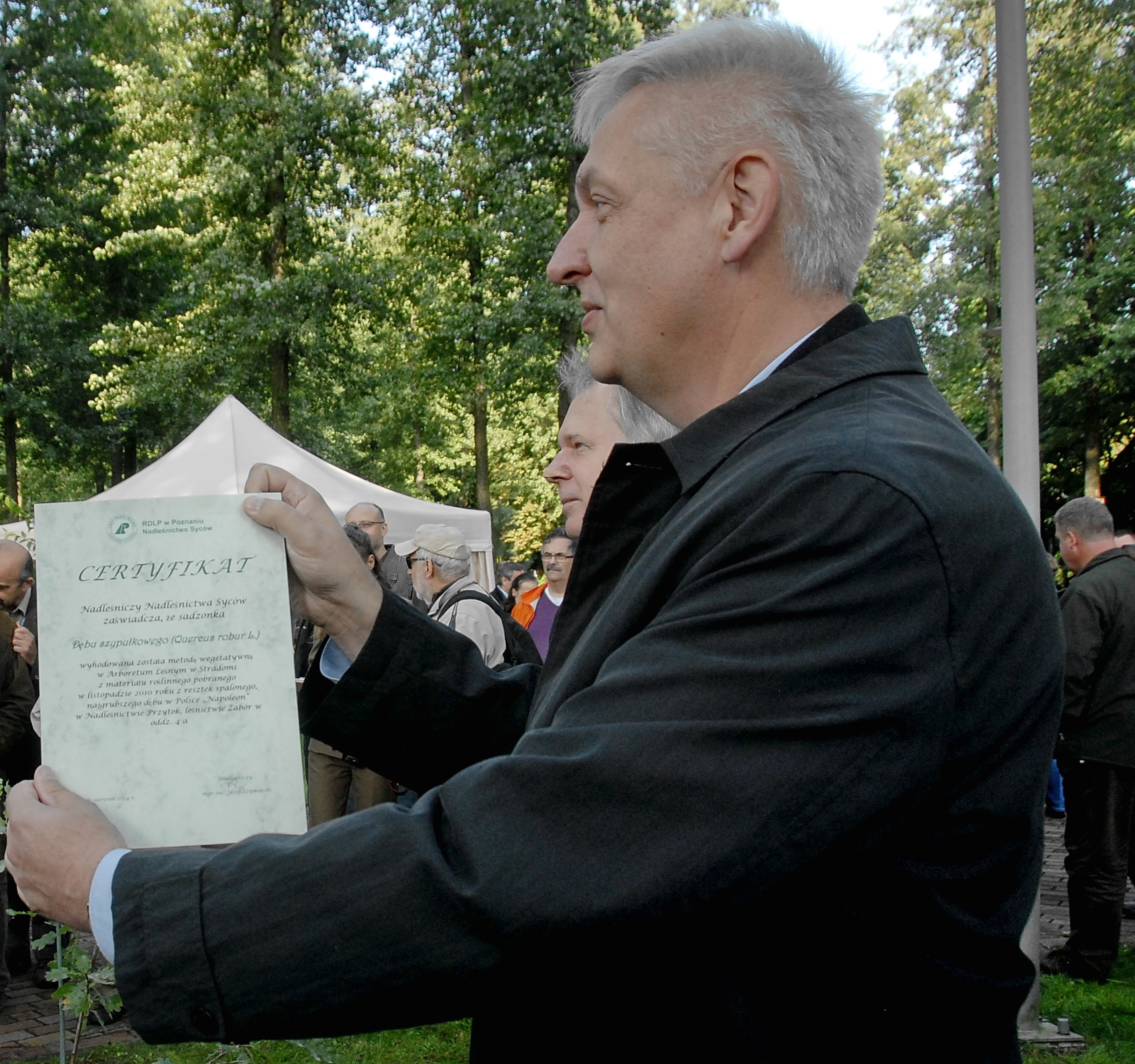 prof. L. Jerzak podczas sadzenia dębów.jpg