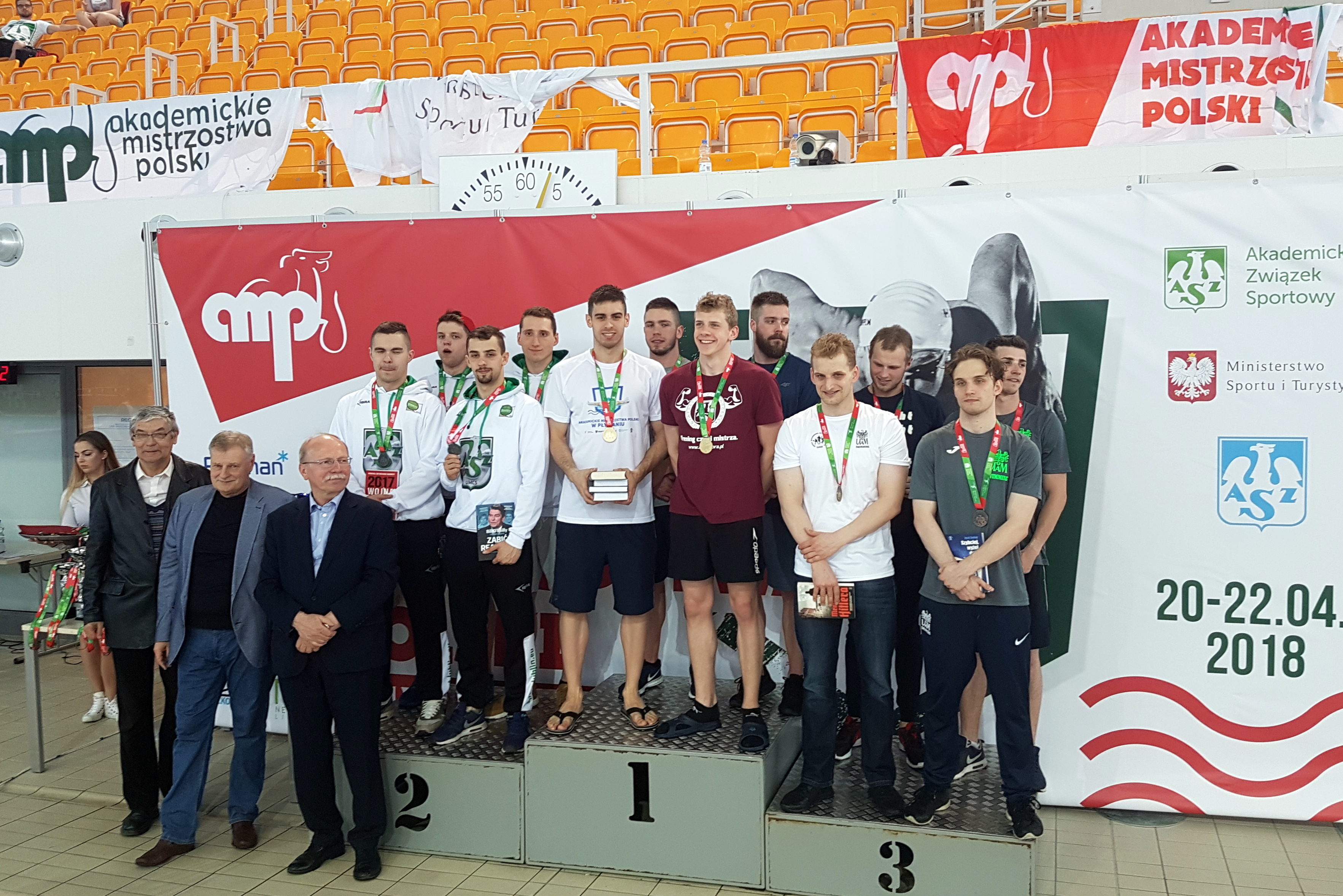 AMP w pływaniu. Sztafeta UZ na podium (Poznań, 2018.04.22).jpg