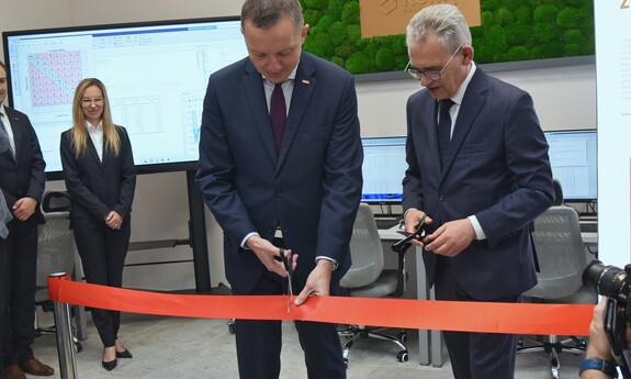 Tomasz Zdzikot - prezes zarządu KGHM Polska Miedź S.A. oraz Rektor UZ - prof. dr hab. Wojciech Strzyżewski przecinają wstęgę na otwarcie laboratorium, fot. K. Adamczewski