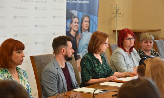 Konferencja prasowa - Rekrutacja 2023/24: dr Ewa Skorupka, dr Arkadiusz Tyda, dr hab. Barbara Literska, prof. UZ, dr hab. inż. Sylwia Myszograj, prof. UZ, mgr Grażyna Milewska-Wilk, fot. Biuro Promocji UZ