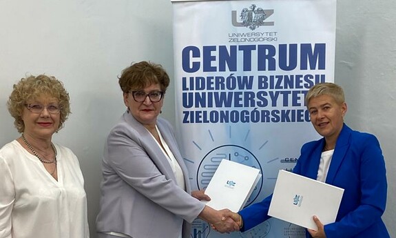 dr hab. Tatiana Ronginska, prof. UZ - Dyrektor Centrum Liderów Biznesu UZ, mgr Małgorzata Ragiel - Dyrektor Centrum Kształcenia Zawodowego i Ustawicznego nr 1 „Budowlanka” w Zielonej Górze i dr hab. inż. Maria Mrówczyńska, prof. UZ - Prorektor ds. Współpracy z Gospodarką