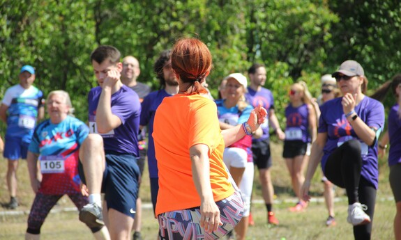 Rozgrzewka zawodników 8. Biegu dla transplantacji - prowadzi dr Ewa Skorupka, fot. J. Czarnecka