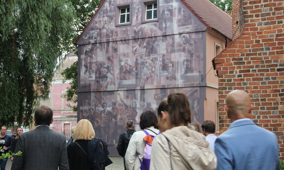 Uczestnicy konferencji na spacerze z przewodnikiem po Zielonej Górze; fot. J. Czarnecka