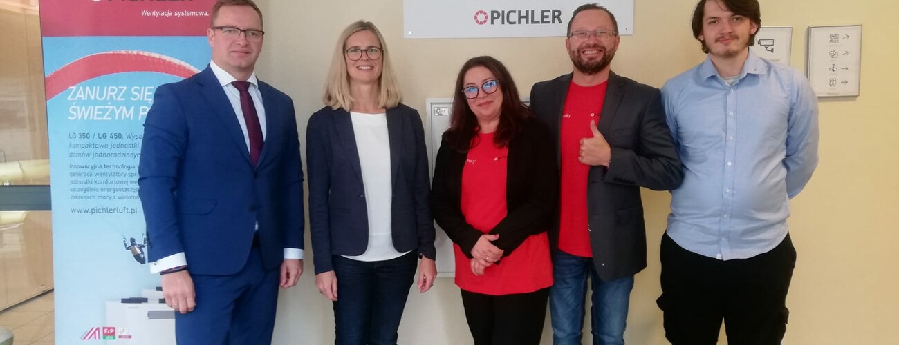 Od lewej: Radosław Grech prezes Centrum Energetyki Odnawialnej, Monika Laßnig Key Account Manager PICHLER, Magdalena Kacperska Kacpersky, Dawid Kacperski Kacpersky, Adrian Webernig B+R PICHLER.