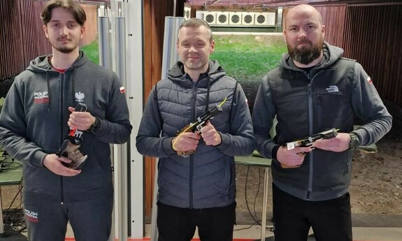 chwila po zakończonym finale konkurencji pistolet szybkostrzelny 2x30, z lewej Jakub Rosa - student UZ