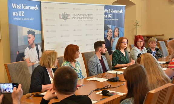 Konferencja prasowa - Rekrutacja 2023/24: mgr Ewa Sapeńko, dr Ewa Skorupka, dr Arkadiusz Tyda, dr hab. Barbara Literska, prof. UZ, dr hab. inż. Sylwia Myszograj, prof. UZ, mgr Grażyna Milewska-Wilk, fot. Biuro Promocji UZ