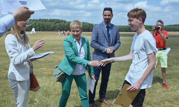 Dr hab. inż. Maria Mrówczyńska, prof. UZ - Prorektor ds. Współpracy z Gospodarką UZ oraz dr Sławomir Kotylak - Dyrektor Departamentu Infrastruktury i Komunikacji Urzędu Marszałkowskiego Województwa Lubuskiego wręczają nagrodę, fot. K. Adamczewski