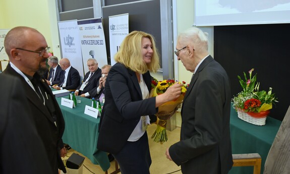 Prof. Beata Nowogońska wręcza kwiaty prof. Tadeuszowi Bilińskiemu; fot. K. Adamczewski 